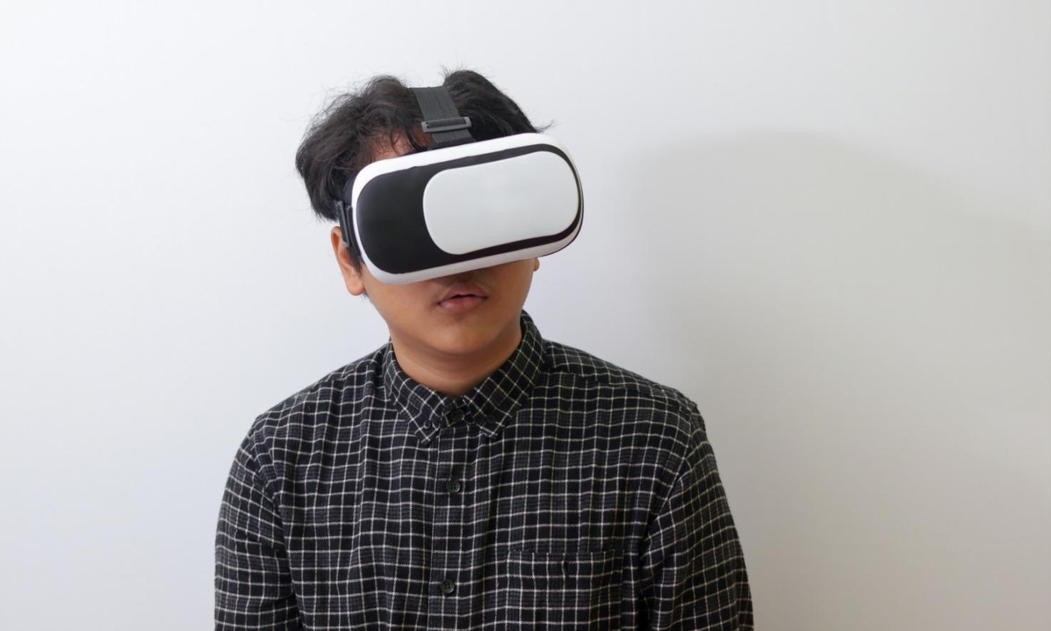 Ambiente de aprendizado moderno com estudantes trabalhando em projetos de realidade virtual e aumentada